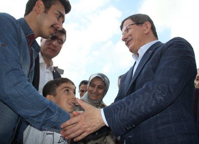Eski Başbakan Davutoğlu’na Sevgi Seli