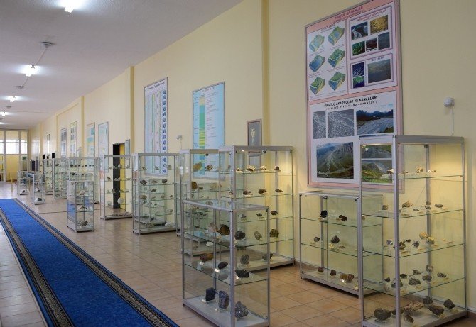 ESOGÜ’de Prof. Dr. M. Rifat Bozkurt Mineraloji Müzesi açıldı