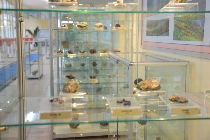 ESOGÜ’de Prof. Dr. M. Rifat Bozkurt Mineraloji Müzesi açıldı