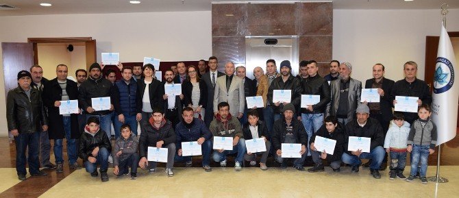 Okuma yazma öğrenen 60 Suriye ve Iraklı mülteciye sertifikaları verildi