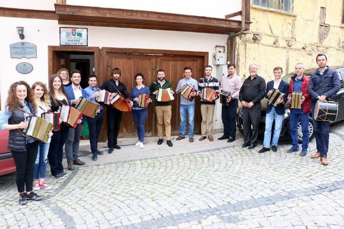 Çerkesler, Bu Kez "Mızıkalar Susmasın" Diye Bir Arada