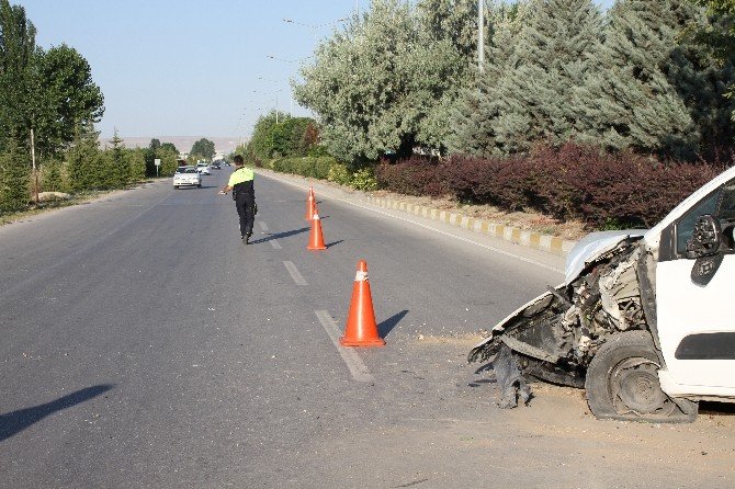 Eskişehir’de virajı alamayan sürücü karşı şeride geçti: 15 yaralı