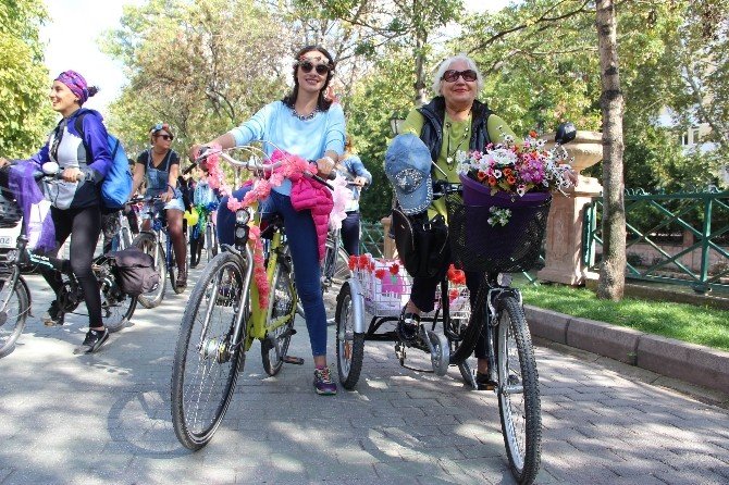 ‘Süslü kadınlar’ bisikletleriyle Eskişehir’e renk kattı