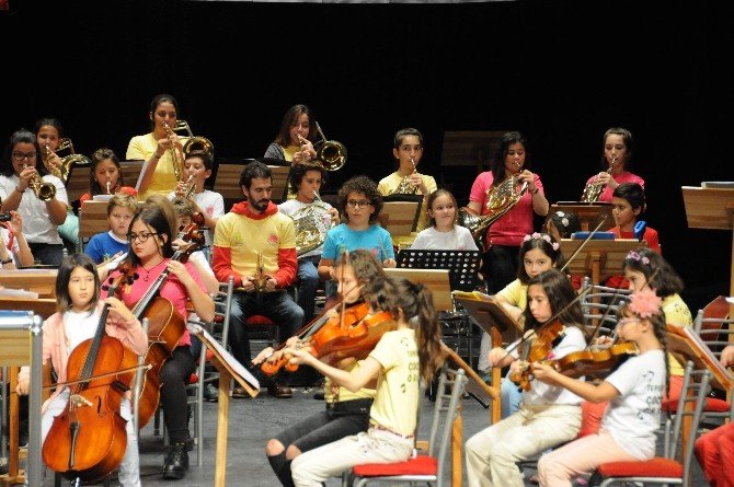 Çocuk Senfoni Orkestrası ‘Cumhuriyet Konseri’ ile izleyenleri büyüledi