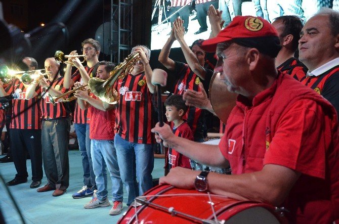 Bando EsEs’ten demokrasi nöbetine destek