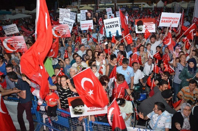 Bando EsEs’ten demokrasi nöbetine destek