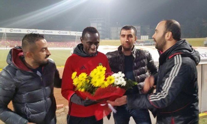 Evkur Yeni Malatyaspor taraftarı Dialiba’ya çiçek verdi