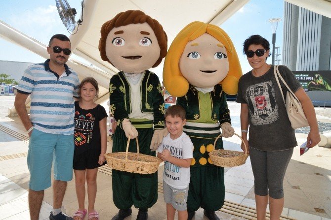 Ece ile Efe’den bayram şekeri