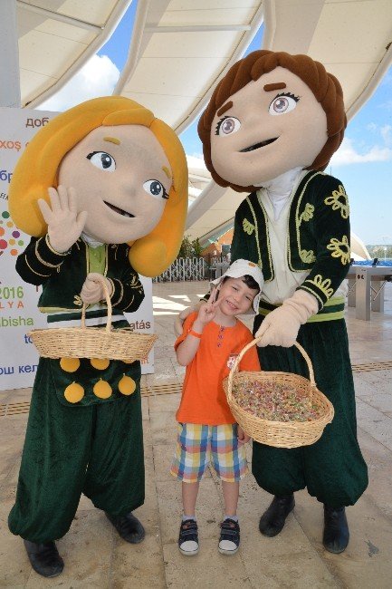 Ece ile Efe’den bayram şekeri