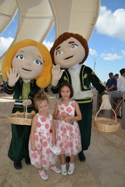 Ece ile Efe’den bayram şekeri