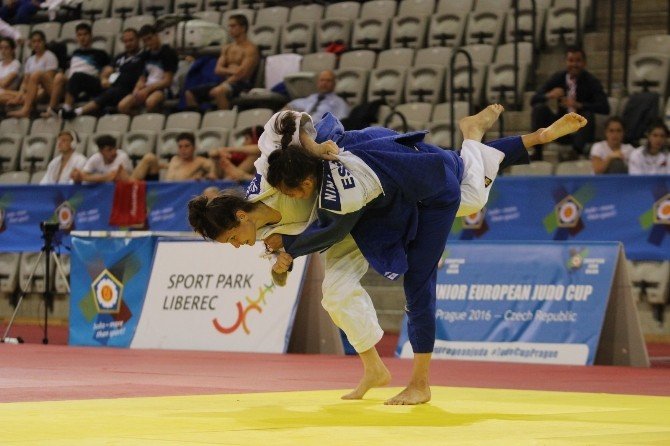 Genç judocular Prag’da zirvede
