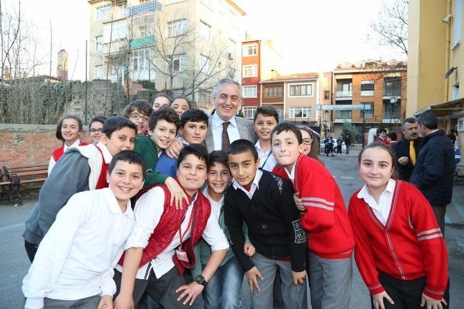 Eyüp’te okullar boyanıyor