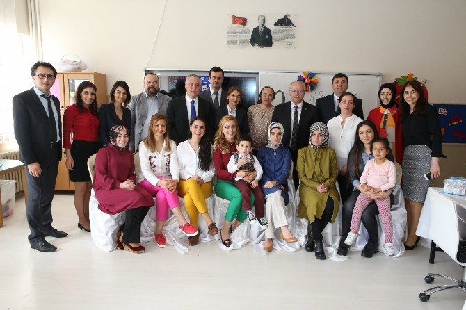 Eyüp’te okullar boyanıyor