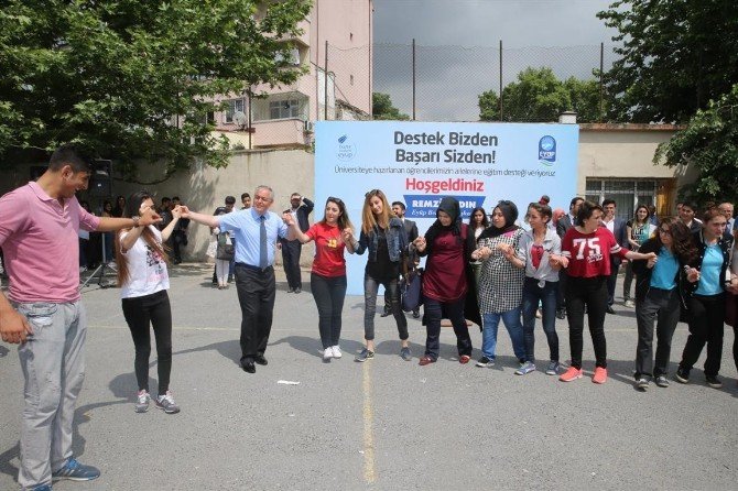 Eyüp’te okullar boyanıyor