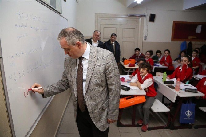 Eyüp’te okullar boyanıyor