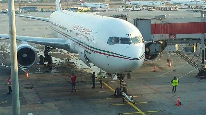Atatürk Havalimanı’nda yolcu uçağını su bastı