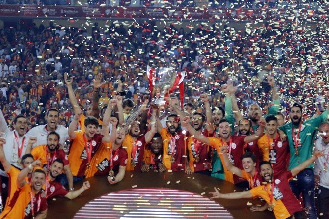 Galatasaray Kupasını Törenle Aldı