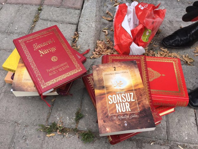 Fethullah Gülen’in kitapları çöplere atılıyor