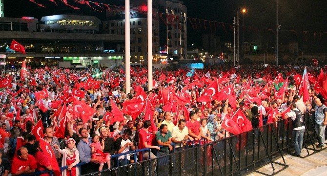 Taksim’deki demokrasi nöbeti devam ediyor