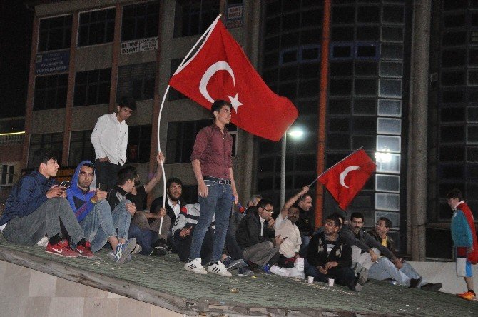 Sivas’ta demokrasi nöbetini sürdürüyor