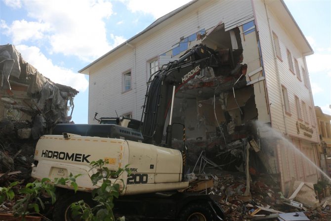 Eyüp'te FETÖ üyelerinin buluştuğu otel yıkıldı