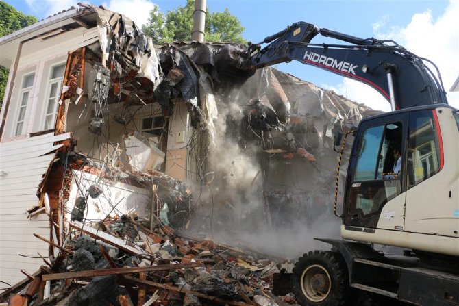 Eyüp'te FETÖ üyelerinin buluştuğu otel yıkıldı
