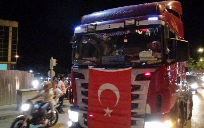 Burdur'da kamyon konvoyuyla demokrasi nöbeti