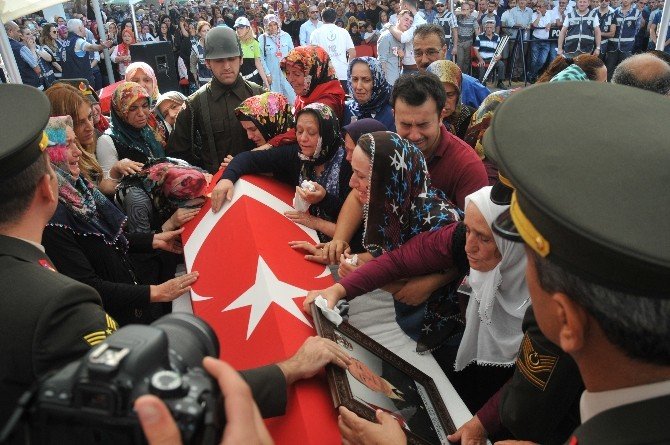 Cerablus şehidi Ercan Çelik’i son yolculuğuna binlerce vatandaş uğurladı