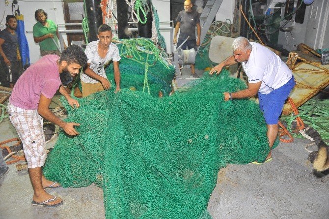 İzmirli balıkçılar 80 kilometrelik fırtınada ’Vira bismillah’ dedi