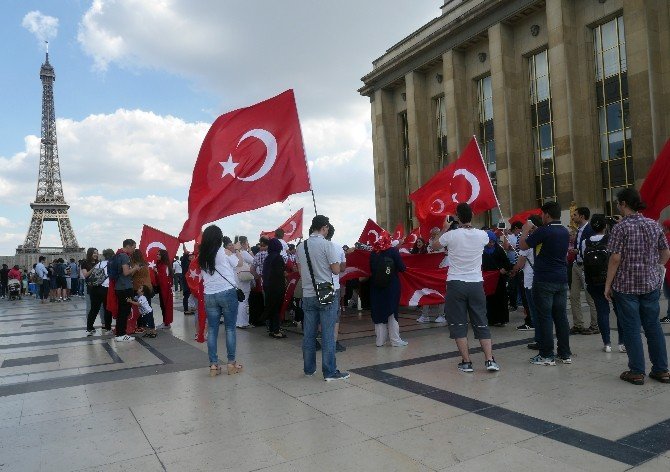 Paris’te darbe karşıtı demokrasi yanlısı Türkler gösteri yaptılar