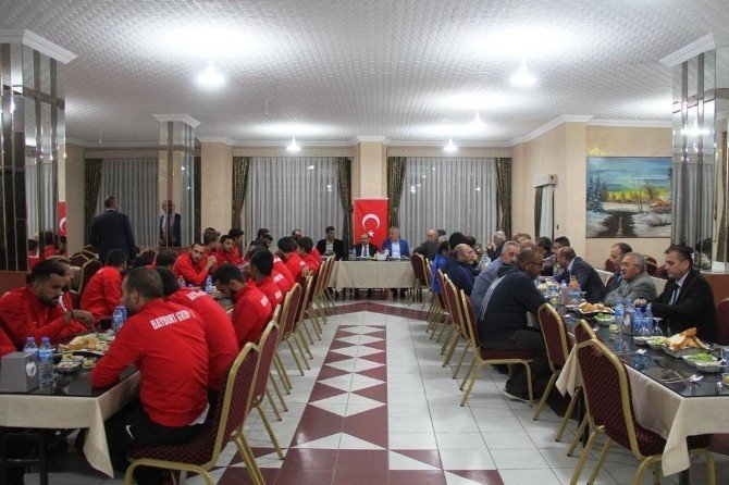 Vali İsmail Ustaoğlu futbolcularla moral yemeğinde buluştu
