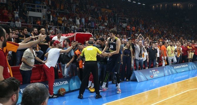 Fenerbahçe’den Olaylı Maç Sonrası Sert Açıklama: "Bu Küstahlık Cezasız Kalmamalı"
