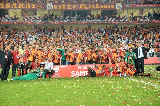 Galatasaray, kupayı Bakan Kılıç ile Başkan Demirören'in elinden aldı