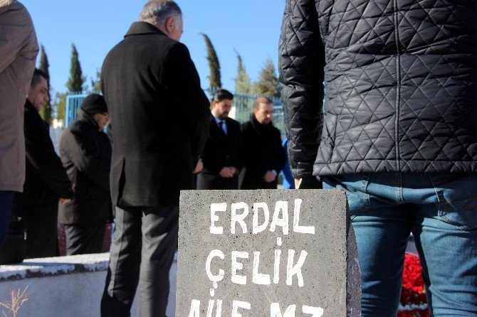 Gazeteci Erdal Çelik ölümünün 1. Yılında mezarı başında anıldı