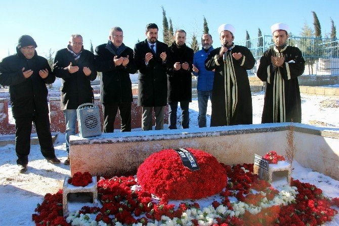 Gazeteci Erdal Çelik ölümünün 1. Yılında mezarı başında anıldı