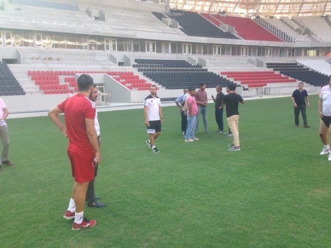 Gaziantepsporlu futbolcular GAP Arena’yı gezdi