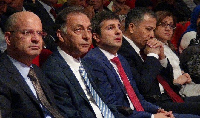 Gaziantep’te yeni ders yılı Şehit Hüseyin Gümüş İmam Hatip Ortaokulu’ndaki törenle başladı