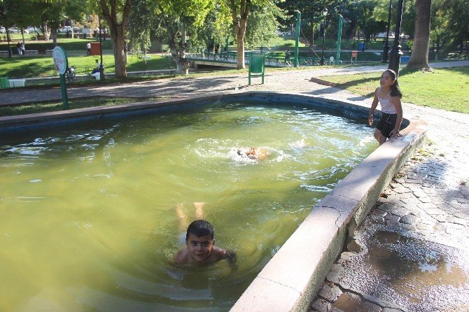Sıcaktan bunalan çocuklar süs havuzlarında serinliyor