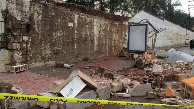 Aşırı Yağış Okulun Duvarını Yıktı
