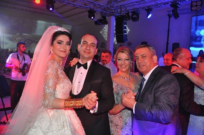 Masal gibi bir düğünle evlendiler