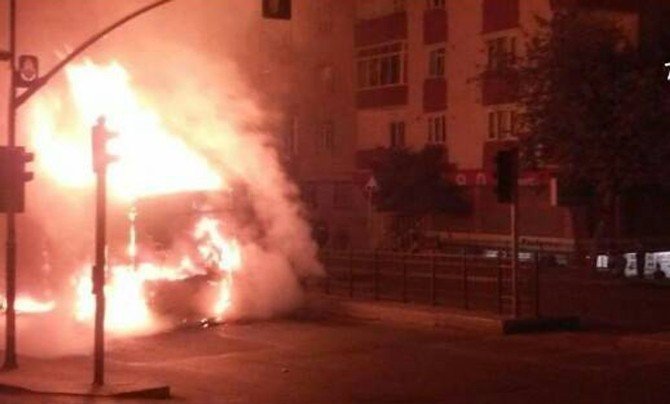 Gaziosmanpaşa’da Araç Kundaklayan 2 Kişi Gözaltına Alındı