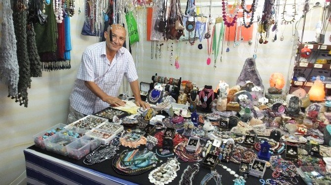 Burhaniye’de Gece Pazarı Büyüdü