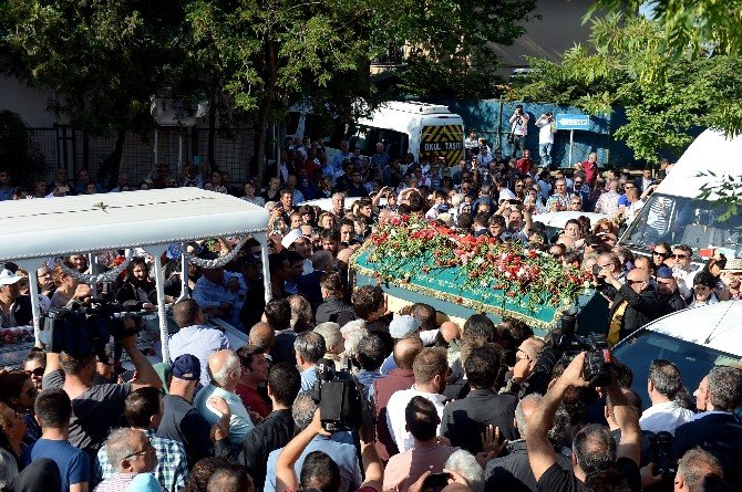 Oya Aydoğan Son Yolculuğuna Çiçeklerle Uğurlandı