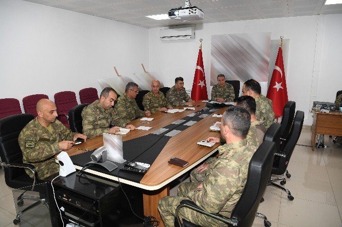Genelkurmay Başkanı Akar, ÖKHÜ-2 Üs Bölgesi’nde incelemelerde bulundu