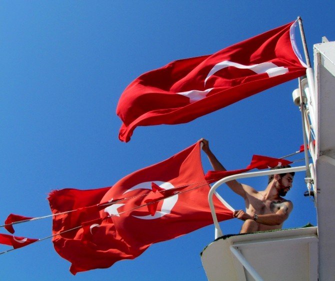 Zafer Bayramı için denizde 120 metrekarelik bayrak açıldı