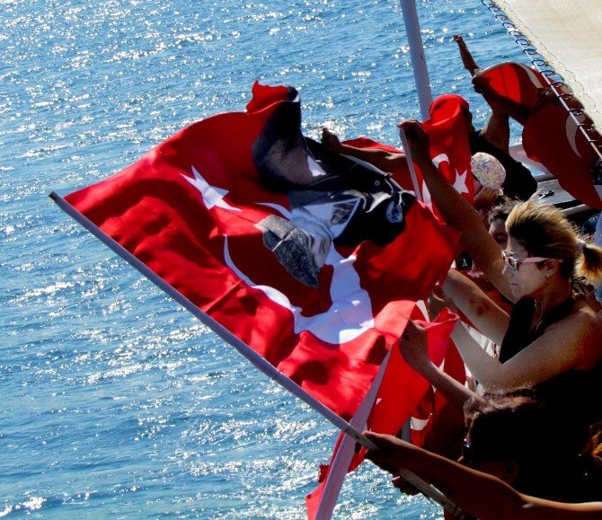 Zafer Bayramı için denizde 120 metrekarelik bayrak açıldı