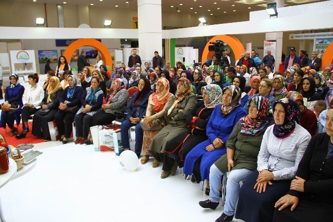 300 çiftçi kadına konferans