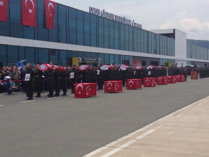 Helikopter kazasında ölenler için Ordu-Giresun Havalanı’nda tören düzenlendi