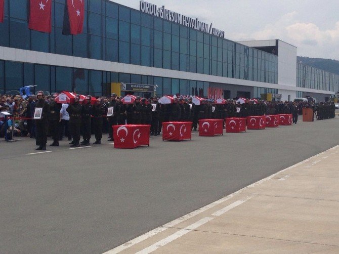 Helikopter kazasında ölenler için Ordu-Giresun Havalanı’nda tören düzenlendi