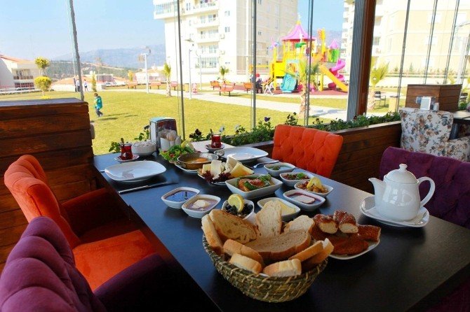 Bayraklı’nın parkları vatandaşların buluşma noktası